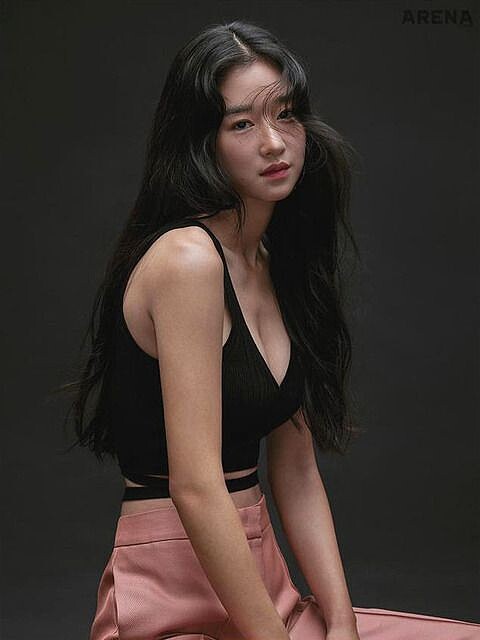 徐睿知為ARENA韓文版雜誌拍攝的性感美照