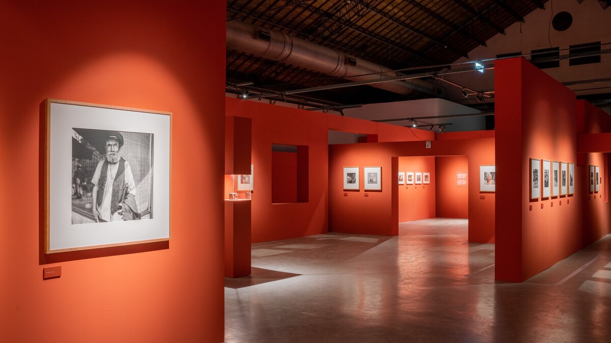 《V.M. 薇薇安・邁爾攝影展》展場採開放空間,以街道作為設計概念並採用溫暖的角色,讓觀眾能夠自由穿梭其中。