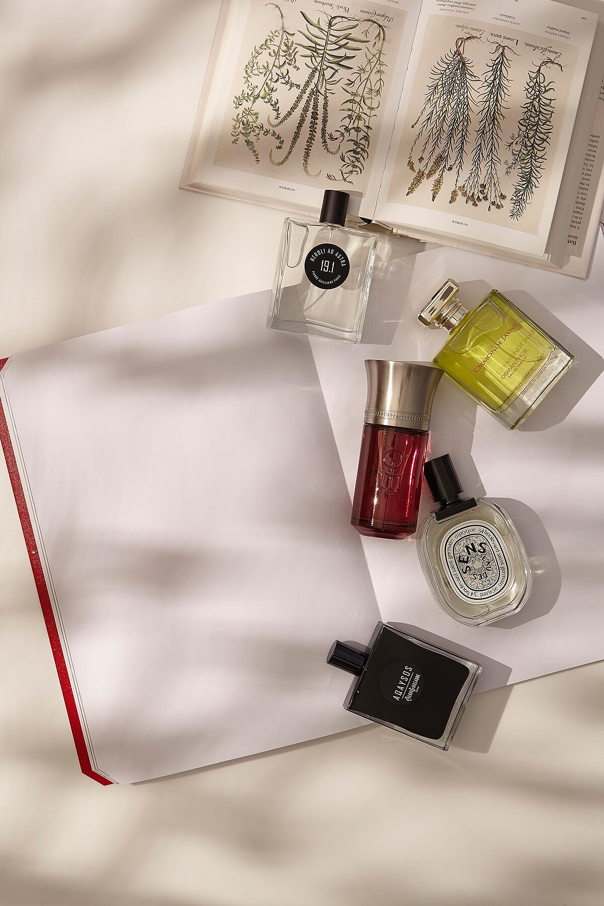 產品圖說： 1．Pierre Guillaume 星河橙花，NT5,380。 2．Ormonde Jayne 奧詩慕，NT6,390。 3．Liquides Imaginaires 粉色之檳，NT5,980。 4．Diptyque 感官之水淡香水，NT4,100。 5．Pierre Guillaume 冰晶之木，NT5,380。