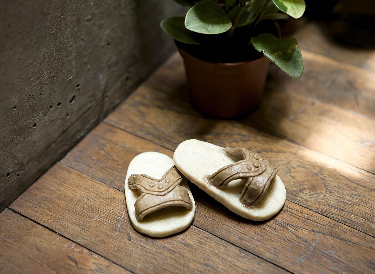 誠品生活松菸店7/24台灣手作肥皂的在地品牌阿原YUAN也推「清涼製皂學」手作課程，教您如何製「皂」台味十足的迷你藍白拖造型手捏皂。