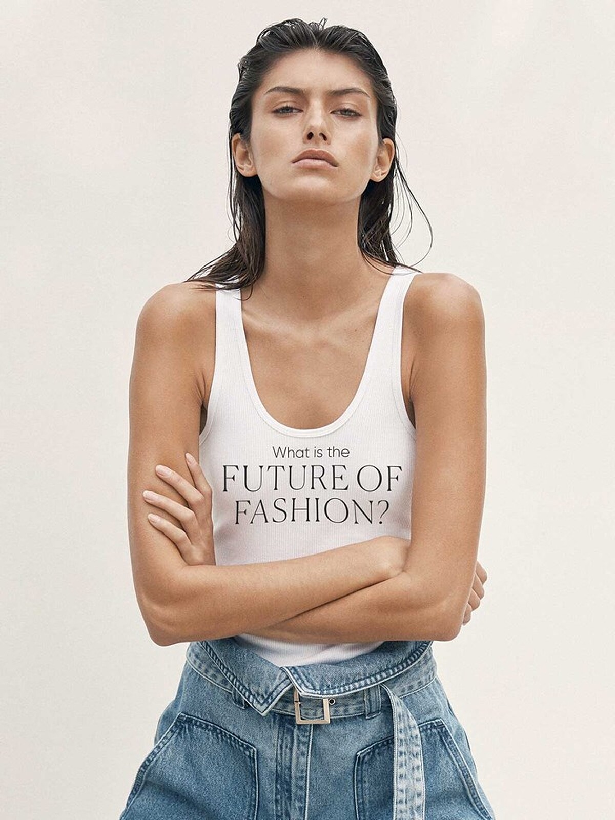 背心，Bassike；牛仔褲，Claudie Pierlot，圖片來源Marie Claire Austalia