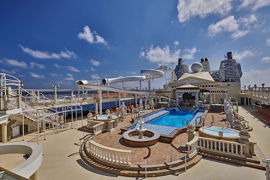 「The Palace皇宮」套房專屬泳池甲板