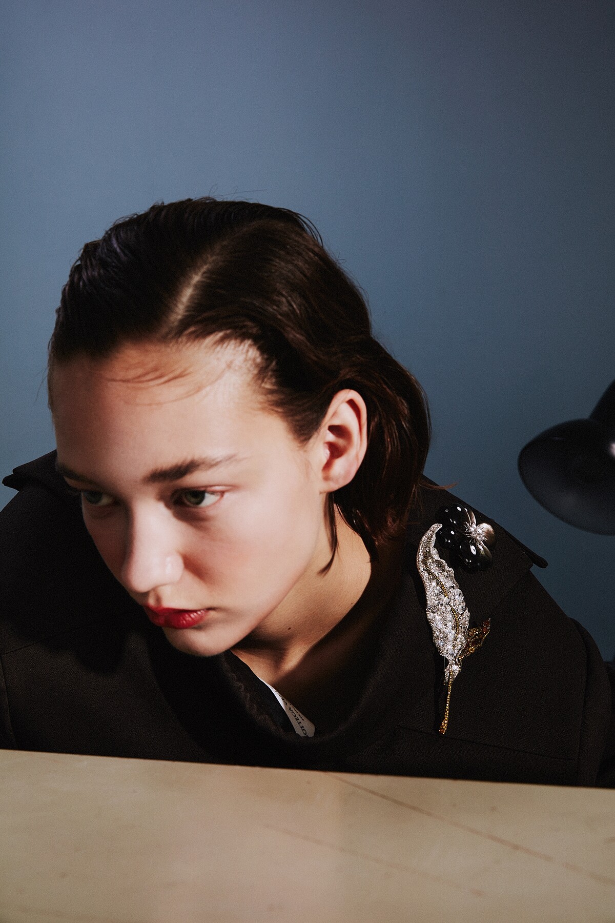 黑色珍珠母貝胸針，Van Cleef & Arpels；葉片造型胸針，Cindy Chao。黑色西裝外套，Bottega Veneta。