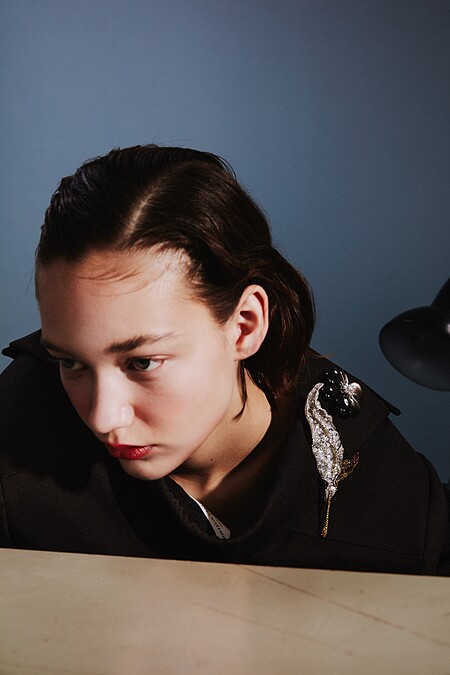 黑色珍珠母貝胸針，Van Cleef & Arpels；葉片造型胸針，Cindy Chao。黑色西裝外套，Bottega Veneta。