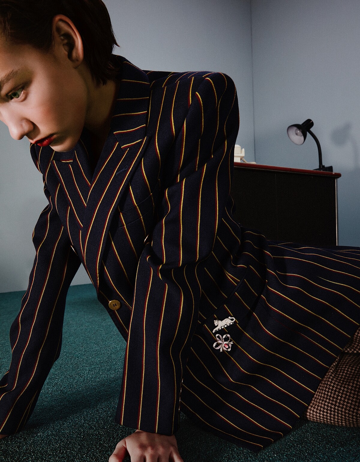 美洲豹造型鑽石胸針，Cartier；粉色孔克珍珠與鑽石胸針，MIKIMOTO。條紋西裝外套與毛呢長褲，both by Saint Laurent。