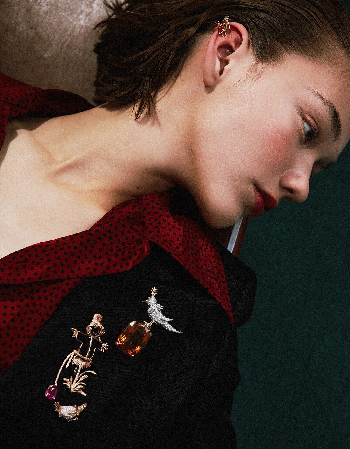 蜻蜓造型胸針（可另用作針式耳環配戴）、稻草人造型胸針，both by Chaumet；石上鳥胸針，Tiffany & Co.。襯衫與西裝外套，both by Saint Laurent。