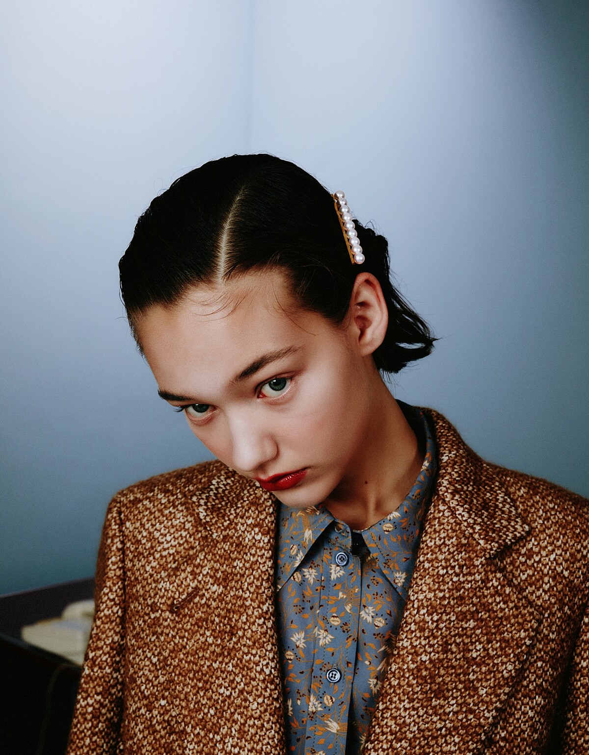 珍珠胸針（用作頭飾配戴），Tasaki。襯衫與毛呢大衣，both by Chlo&eacute;。