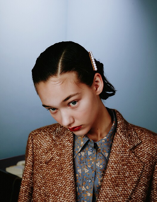 珍珠胸針（用作頭飾配戴），Tasaki。襯衫與毛呢大衣，both by Chlo&eacute;。