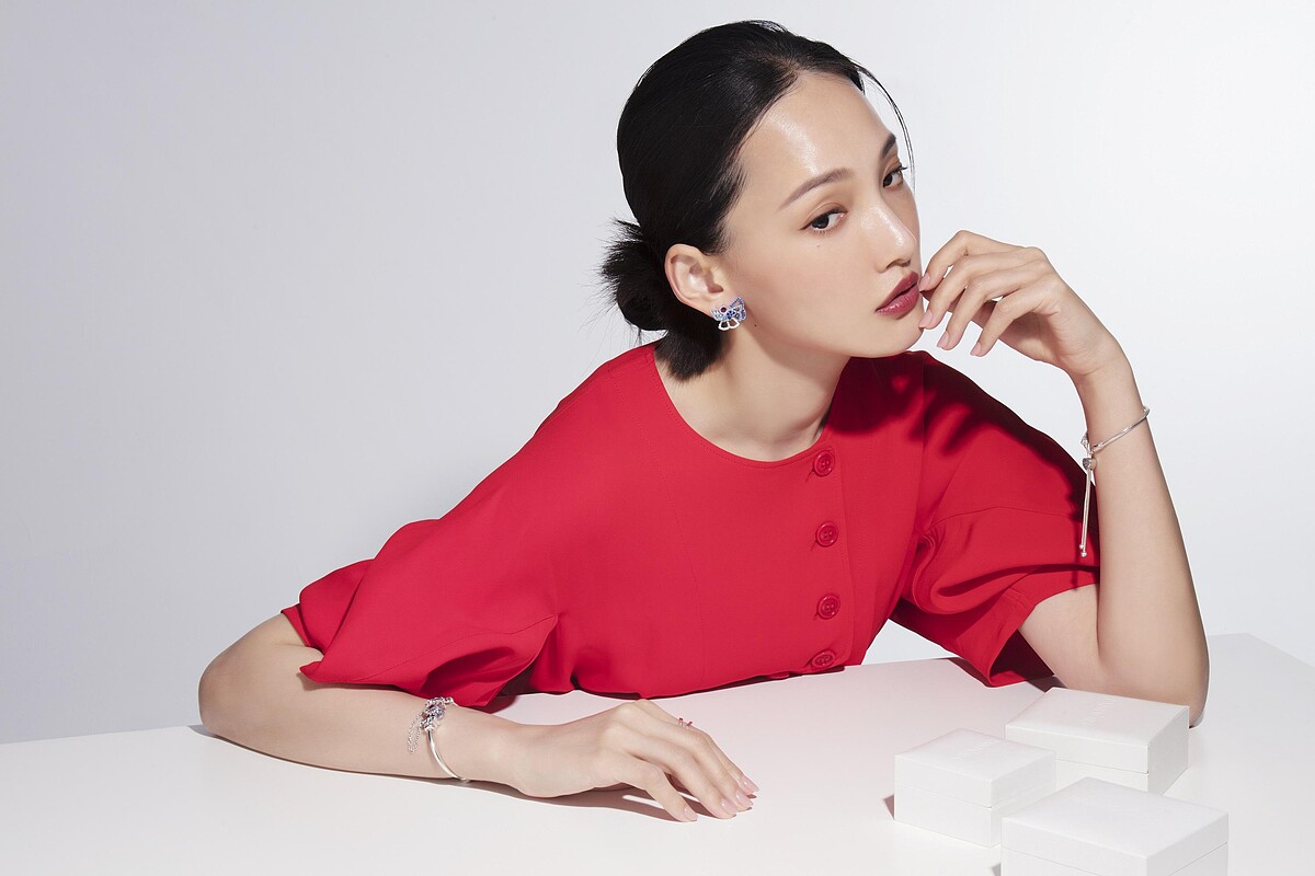 藍色摺扇耳環，NT3,980、藍色摺扇安全鏈，NT3,280、藍色摺扇系列串飾，NT3,280、手環，NT3,280、滑釦手鏈 NT3,980，All by Pandora；紅色洋裝，Sportmax。