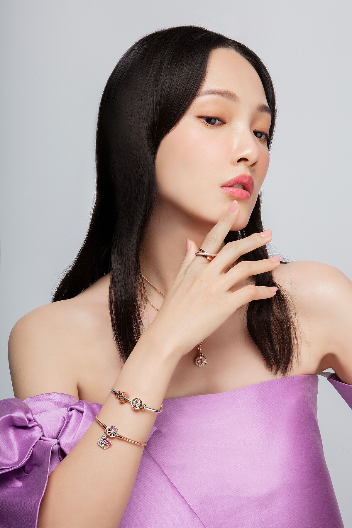 粉紅摺扇手鏈，NT7,380、粉紅摺扇吊飾，NT3,280、開釦式手環，NT3,980、Signature 閃耀鋯石皇冠O串飾，NT$2,480、Signature 閃耀鋯石固定釦，NT$2,480、Signature交疊環圈鋯石戒指，NT$3,980、Signature 粉紅琺瑯皇冠O吊飾 NT$3,280，價格店洽，All by Pandora；薰衣草紫絲綢裸肩上衣，Sachin&Babi(LinLi Boutique)。