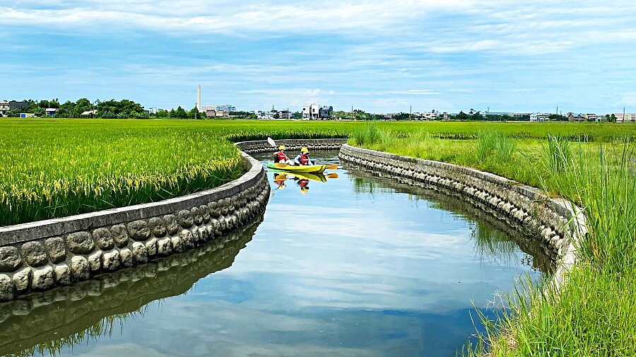 宜蘭可以這樣玩！捷絲旅宜蘭礁溪館讓你在「黃金稻浪」中划獨木舟，還能餵水鹿、兔子超療癒