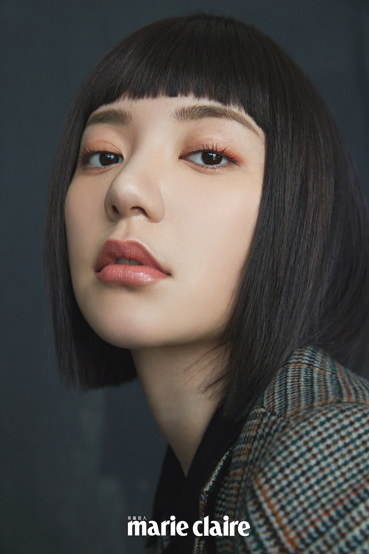 格紋排釦外套，Prada。使用產品 Guerlain 蜂王乳系列皇家蜂王乳蜜露、Guerlain 蜂王乳系列皇家蜂王乳平衡油、Guerlain 蜂王乳系列皇家蜂王乳雙導精華 Guerlain 亮顏裸光純萃粉底液 Guerlain 紅寶之吻高訂唇膏65、Guerlain 極精準氣墊眼線筆、Guerlain 極深邃雙色眼影筆、Guerlain 極濃密染眉梳、Guerlain 極濃翹睫毛膏 Guerlain 提洛可仿曬粉餅限量款