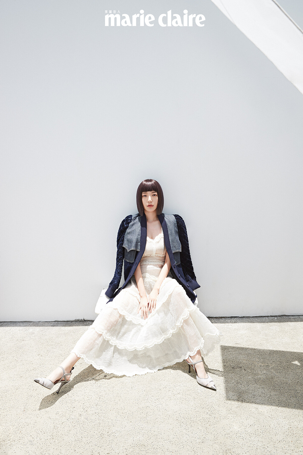 拼接丹寧外套、蕾絲透膚洋裝，both by Fendi。