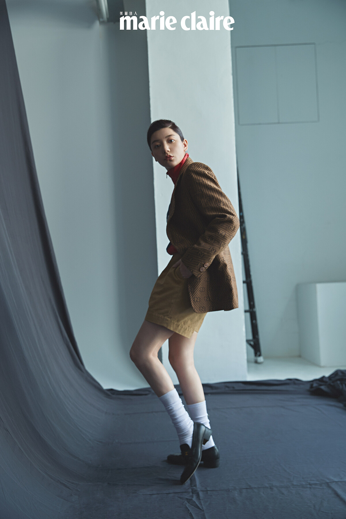 雙色運動外套、西裝外套、駝色短褲、皮革樂福鞋，all by Gucci；白色長襪，私人提供。