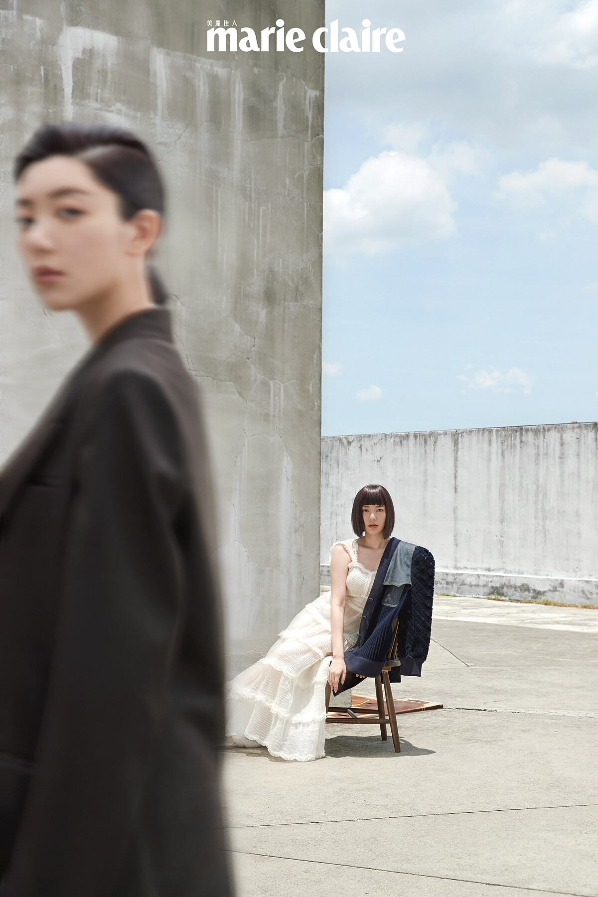  （左）西裝外套、西裝長褲，both by Bottega Veneta；立體皮革花卉高跟鞋，Giuseppe Zanotti。 （右）拼接丹寧外套、蕾絲透膚洋裝，both by Fendi。