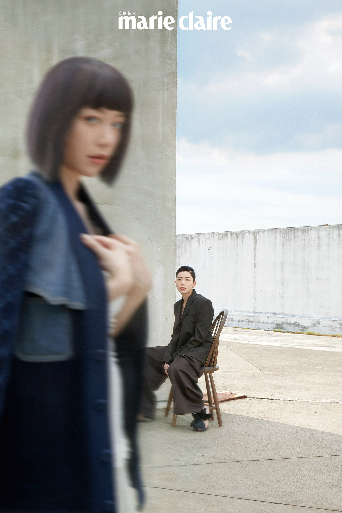 （左）拼接丹寧外套、蕾絲透膚洋裝，both by Fendi。 （右）西裝外套、西裝長褲，both by Bottega Veneta；立體皮革花卉高跟鞋，Giuseppe Zanotti。