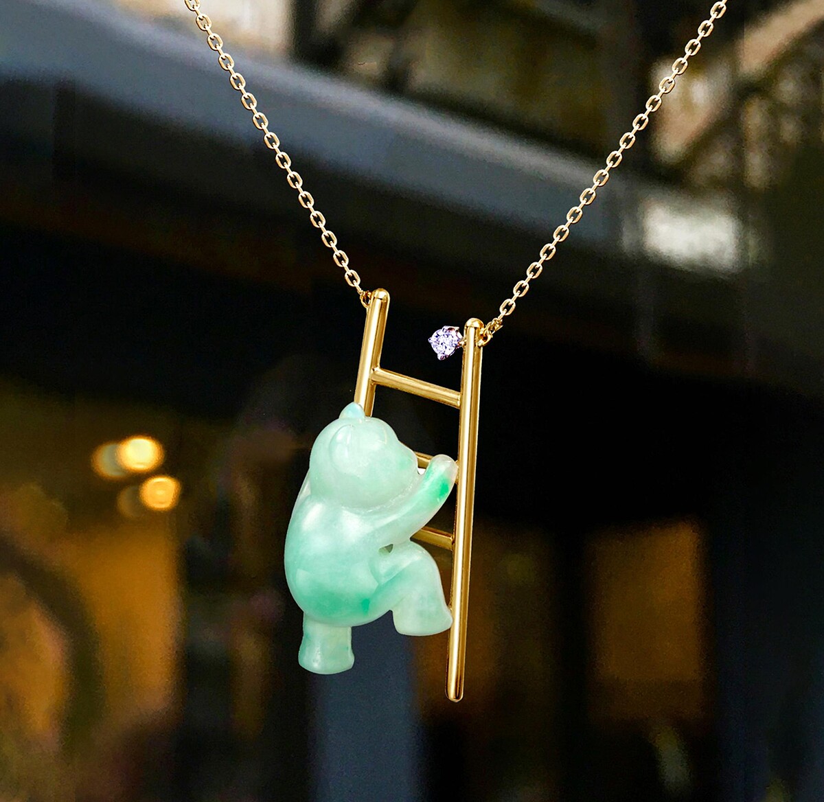 林曉同「陪伴玉熊」系列登高熊套鍊:生命的美好是一天天、一步步中,能登高望遠,仍不忘初心。