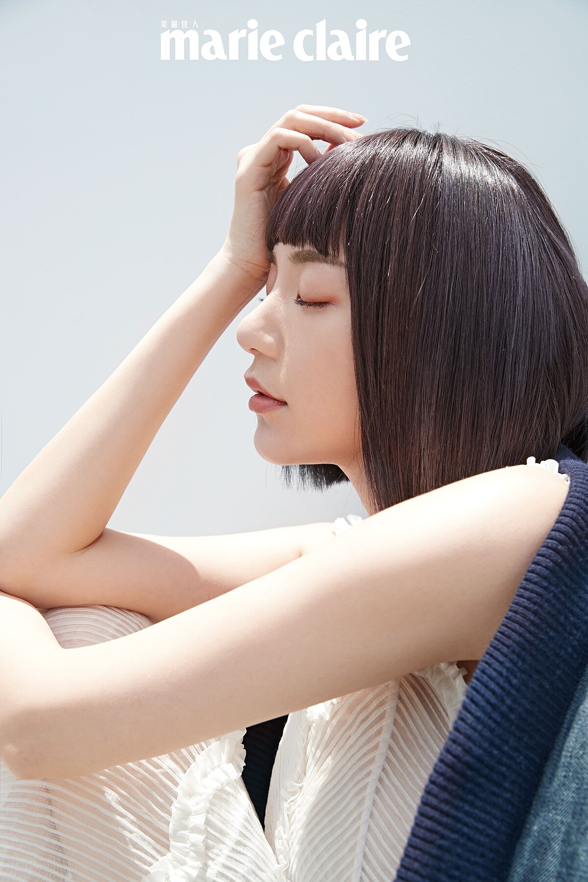 拼接丹寧外套、蕾絲透膚洋裝，both by Fendi。