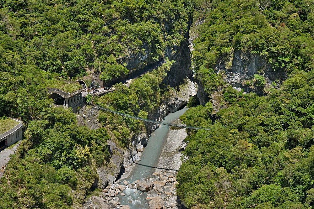 吊橋串聯布洛灣台地，達到分流遊客用途。