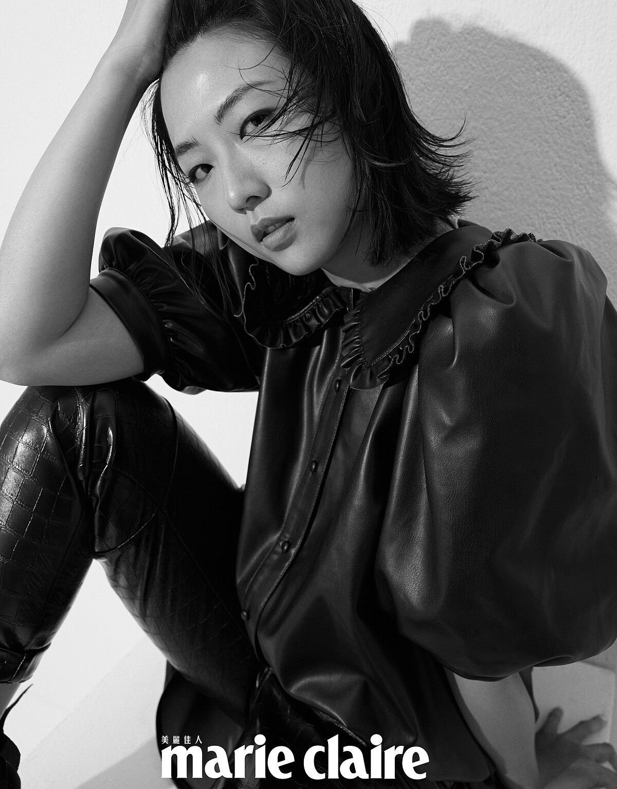 異材質造型耳環、黑色皮革澎袖洋裝、黑色壓紋皮革長褲、黑色綁帶高跟鞋，all by H&M。