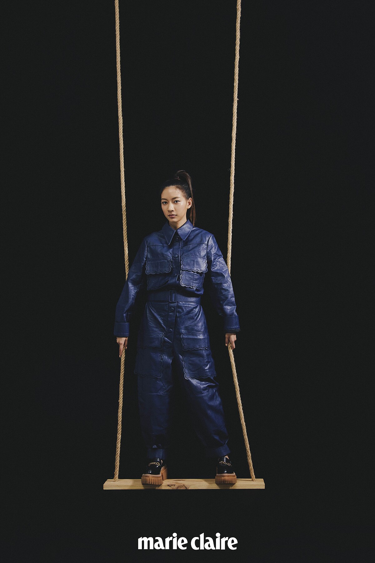 深藍色雕花連身褲、金屬裝飾厚底鞋，both by Stella McCartney。