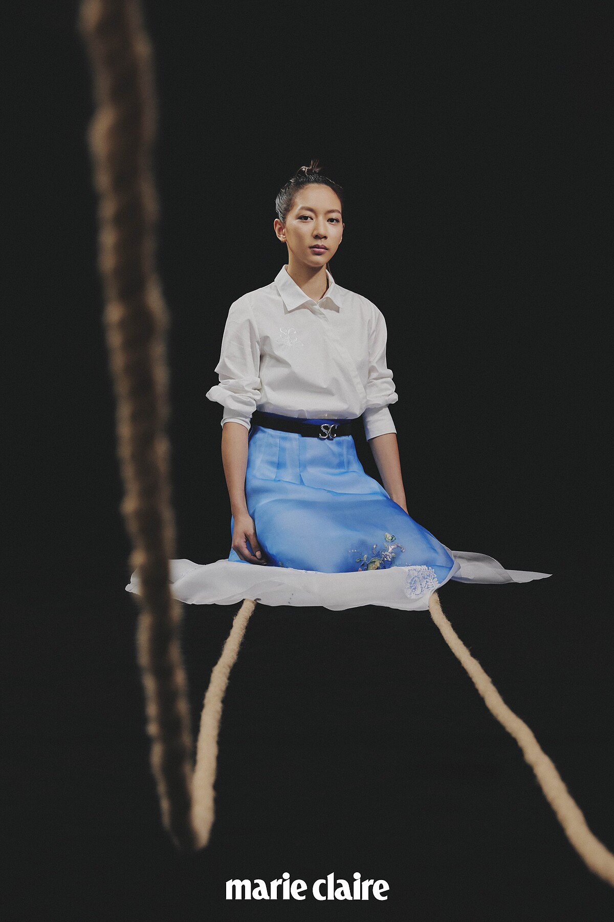 白色開襟造型襯衫、藍白漸層蕾絲裙、SC Logo 腰帶， all by Shiatzy Chen。