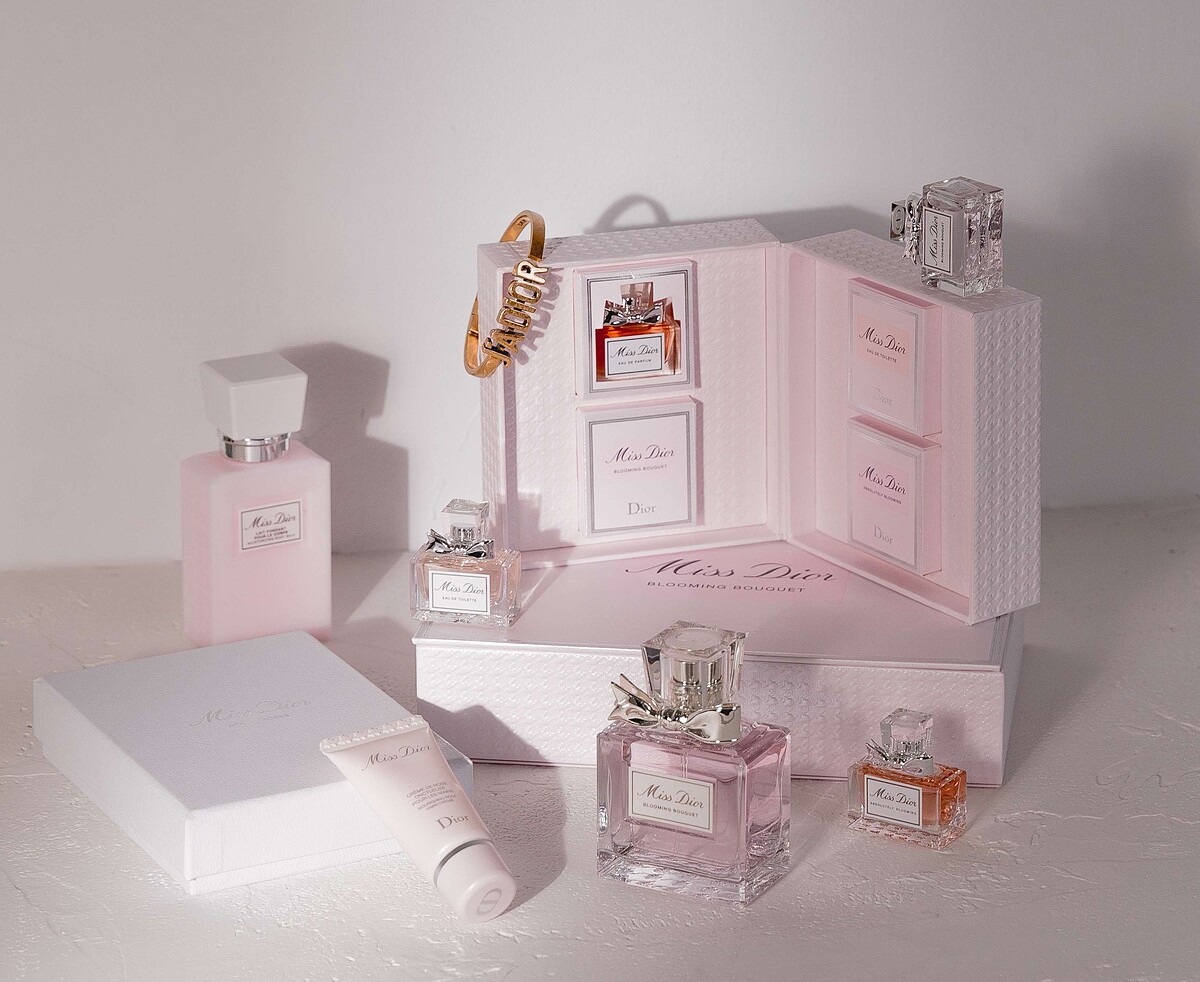 Miss Dior旅行精選組(Miss Dior淡香水5ml、Miss Dior香氛5ml、Miss Dior花漾迪奧精萃香氛5ml、Miss Dior花漾迪奧淡香水5ml)、花漾迪奧香氛潤膚組(花漾迪奧淡香水50ml、花漾迪奧芬芳身體乳75ml、Miss Dior玫瑰護手霜20ml)