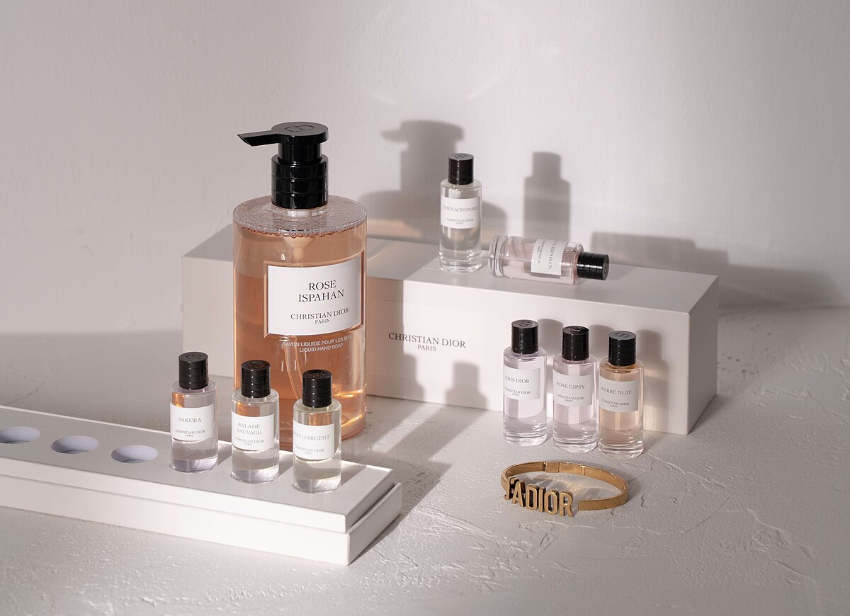 香氛世家東方玫瑰洗手乳350ml、迪奧香氛世家精巧版香氛8件組(伊斯帕罕玫瑰香氛7.5ml、漫步曠野香氛7.5ml、喀什米爾香氛7.5ml、蒙田大道香氛7.5ml、晨露玫瑰香氛7.5ml、鑲銀木香氛7.5ml、夜之琥珀香氛7.5ml、粉紅櫻花香氛7.5ml)