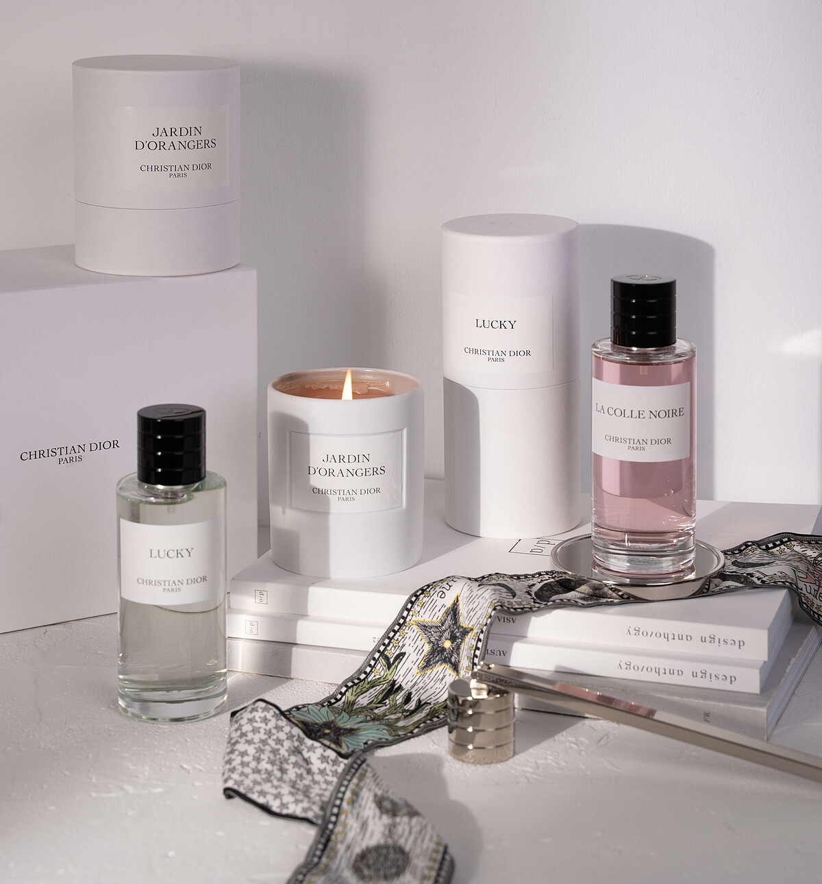 迪奧香氛世家LA COLLE NOIRE柯勒諾瓦香氛40ml、LUCKY幸運時刻香氛40ml、MITZAH絲巾、JARDIN D'ORANGERS橙之花園香氛蠟燭250g、隔熱蠟燭座、防煙滅燭罩