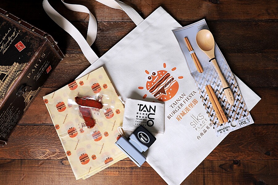 1299元套組有限量福袋，內含環保蜂蠟保鮮布、「廣富號」漢堡帆布袋、「錦霞樓」片裝烏魚子、「碳佐麻里餐飲系列」環保餐具組、「新力牌印章」漢堡個資保護章