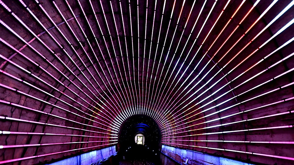 浪漫破表夏日約會景點！深澳鐵道自行車變身「心型星空隧道」，快牽著另一半去甜蜜放閃