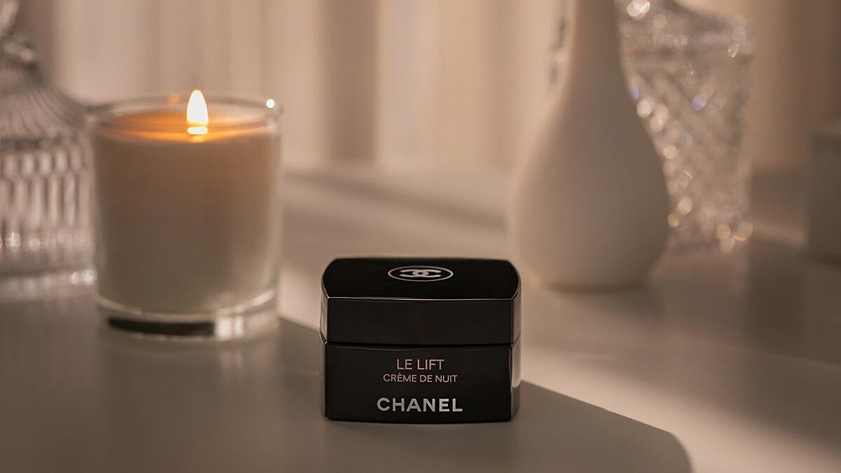 除了懂「夜晚是修護肌膚最佳時機」，更要用對成分做好保養。香奈兒用三大植萃幫妳抓準修護、緊緻完美Timing！