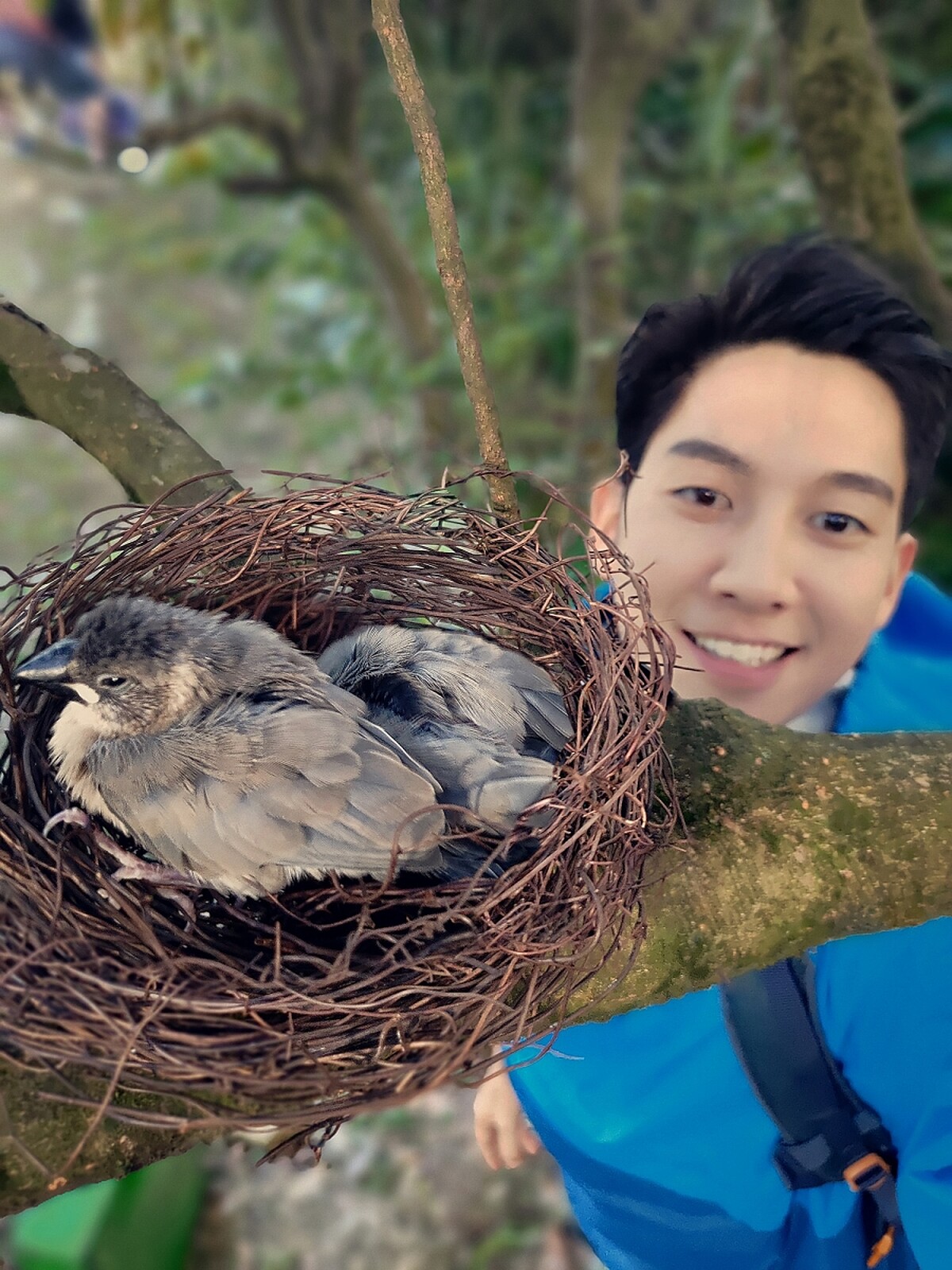 日本攝影師小林賢伍透過翻轉鏡頭自拍