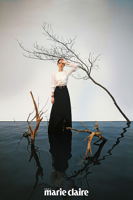 Coco Crush 高級珠寶系列、J12腕錶、荷葉裝飾襯衫、水鑽腰帶、黑色雪紡長裙，all by Chanel。