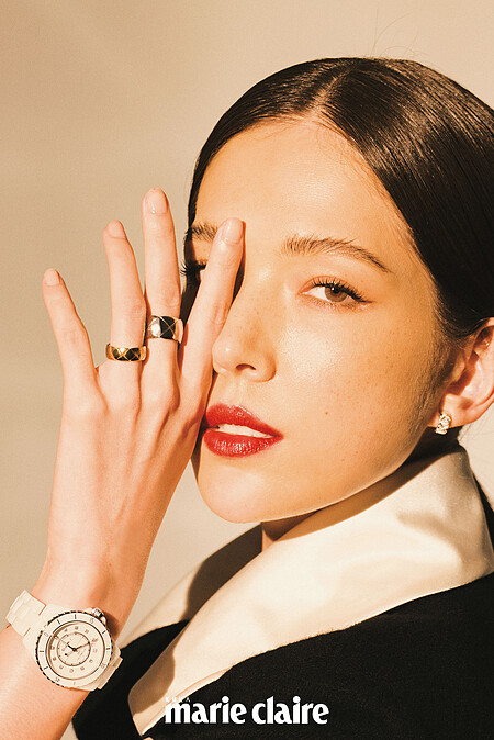  Coco Crush 高級珠寶系列、J12腕錶、雙色羊毛大衣，all by Chanel。