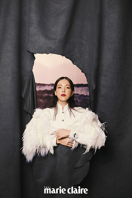 Coco Crush 高級珠寶系列、J12 Paradoxe 腕錶、象牙白羽毛上衣，all by Chanel。