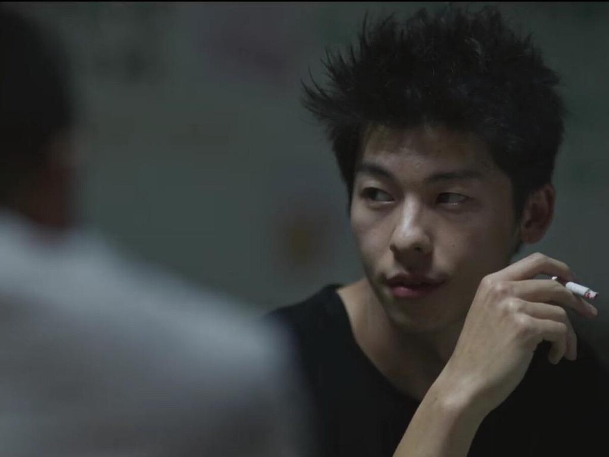 點起菸的許光漢眼神俐落，搭配狂妄揚起的黑髮讓人完全忘記其溫文儒雅的原樣。