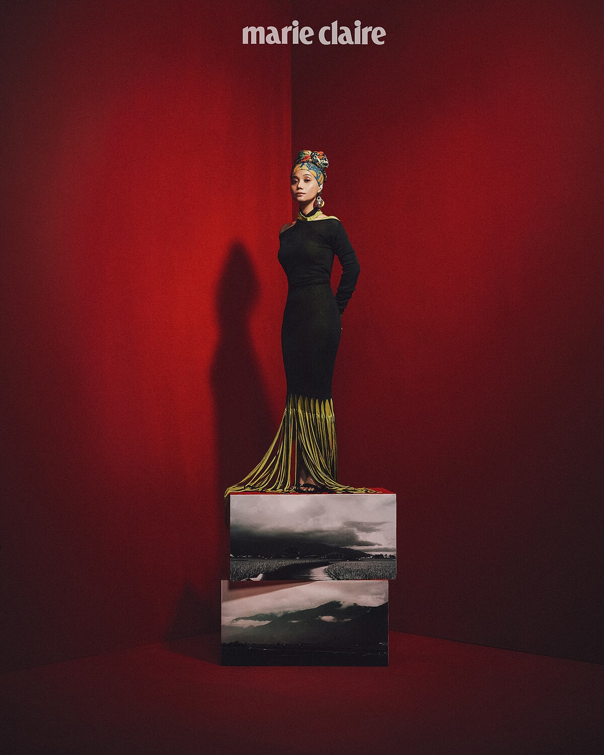 印花頭巾，藝人私物；咖啡色針織流蘇洋裝、奇異果綠針織流蘇洋裝，both by Bottega Veneta；流蘇繫帶跟鞋，Prada。