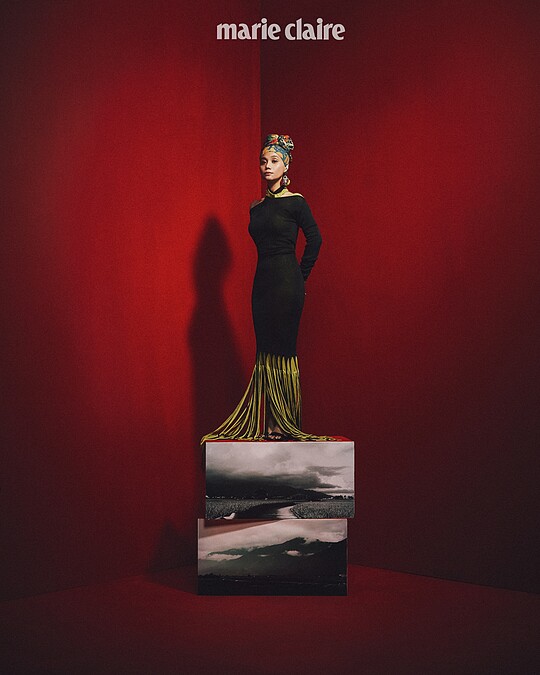 印花頭巾,藝人私物;咖啡色針織流蘇洋裝、奇異果綠針織流蘇洋裝,both by Bottega Veneta;流蘇繫帶跟鞋,Prada。