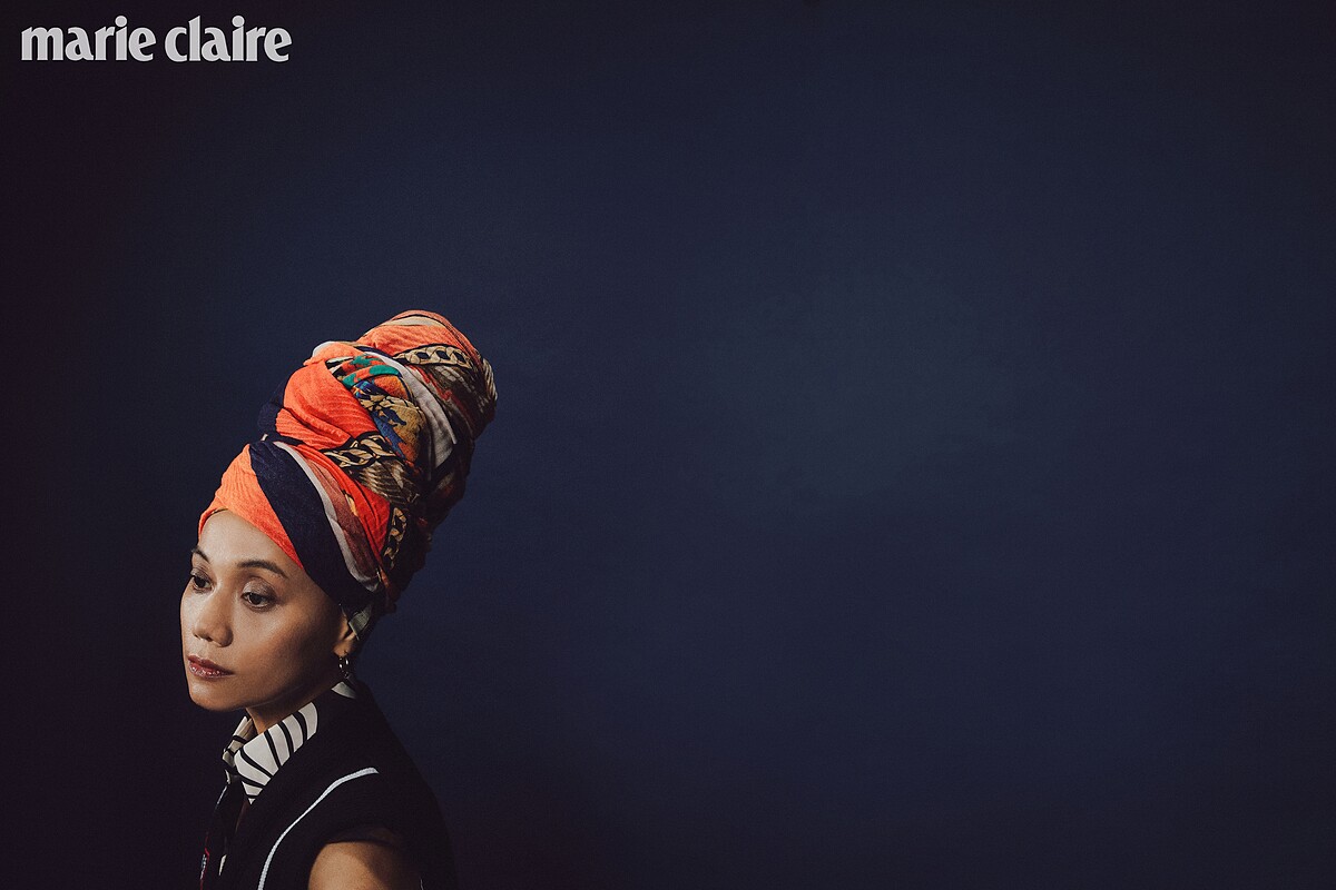 耳環，藝人私物；針織高領上衣（作頭巾用），H&M；印花無袖襯衫、Ｖ領毛衣，both by Prada。