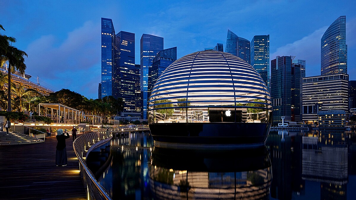 全球首間「漂浮水上Apple Store」新加坡開幕!未來感玻璃圓頂結構,宛如太空奇幻星球,果粉此生必朝聖