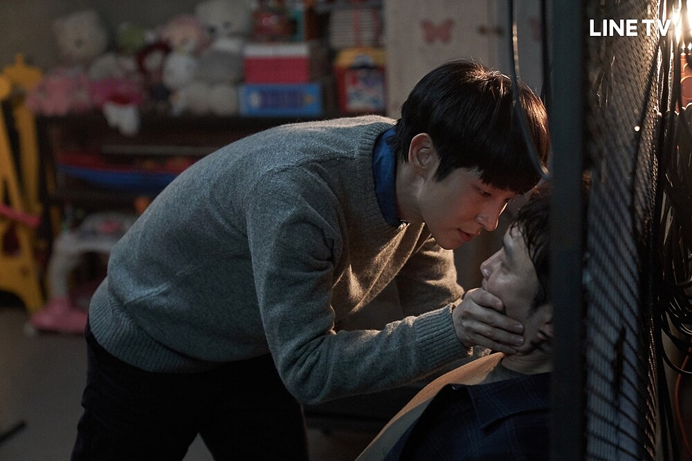 《惡之花》李準基冷酷囚禁徐賢宇(圖/LINE TV提供)。