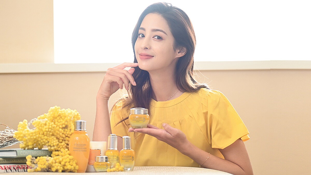 入圍金鐘獎女主角的莫允雯：「努力不會背叛你」終究會得到回報！用歐舒丹蠟菊賦活系列的金色抗老力量，為紅毯作準備