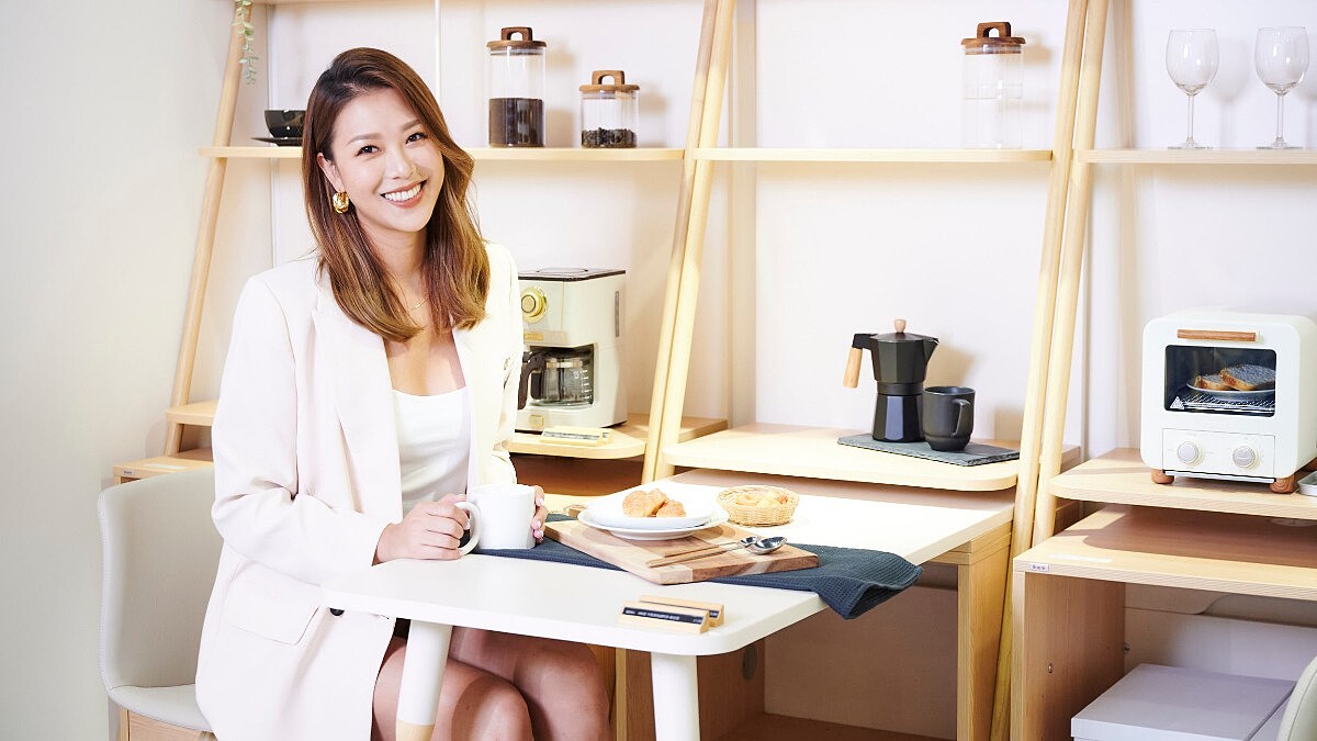 從伸展台走進辦公室，有熱情、有夢想、有態度的「斜槓超模」林又立在iloom怡倫家居DESKER系列陪伴下閃耀圓夢！