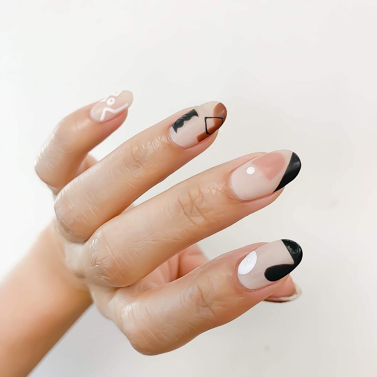 秋冬美甲趨勢-抽象派彩繪