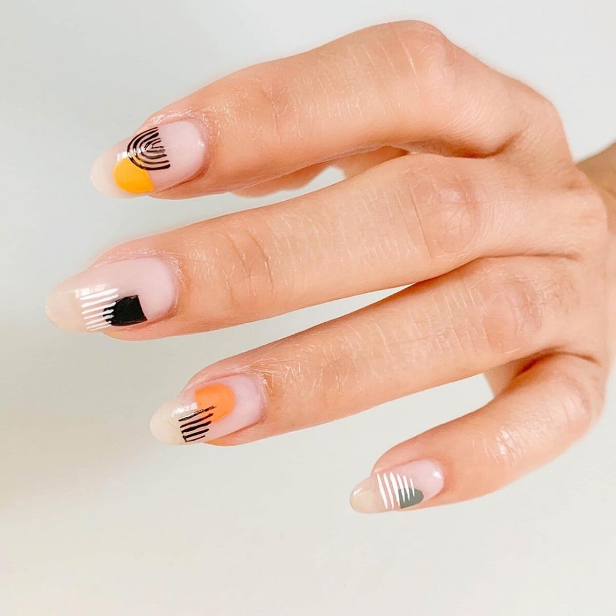 秋冬美甲趨勢-抽象派彩繪