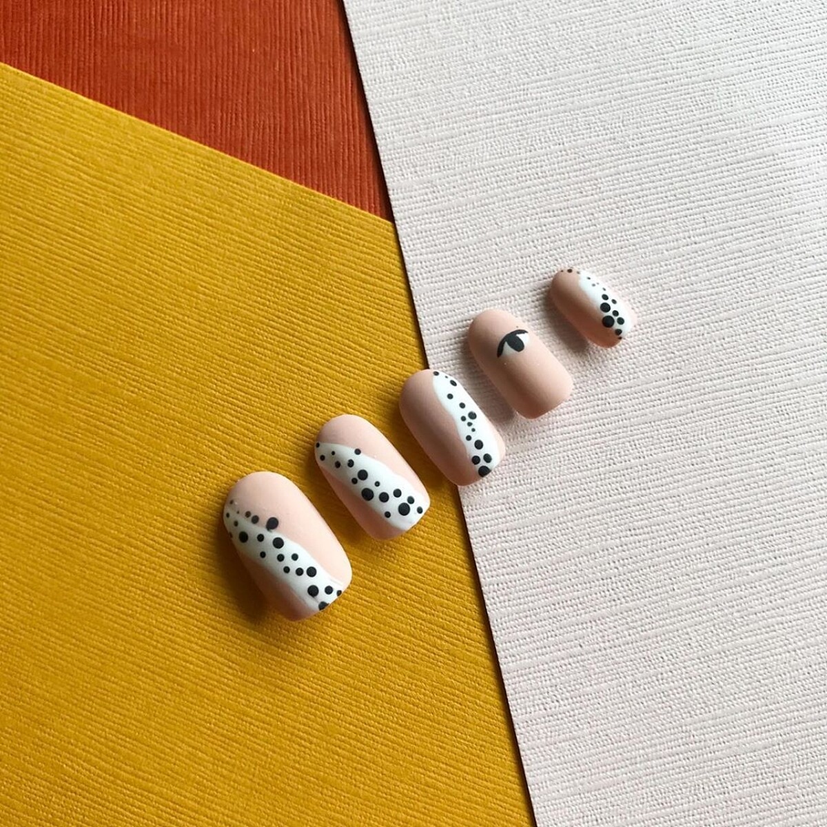 秋冬美甲趨勢-抽象派彩繪