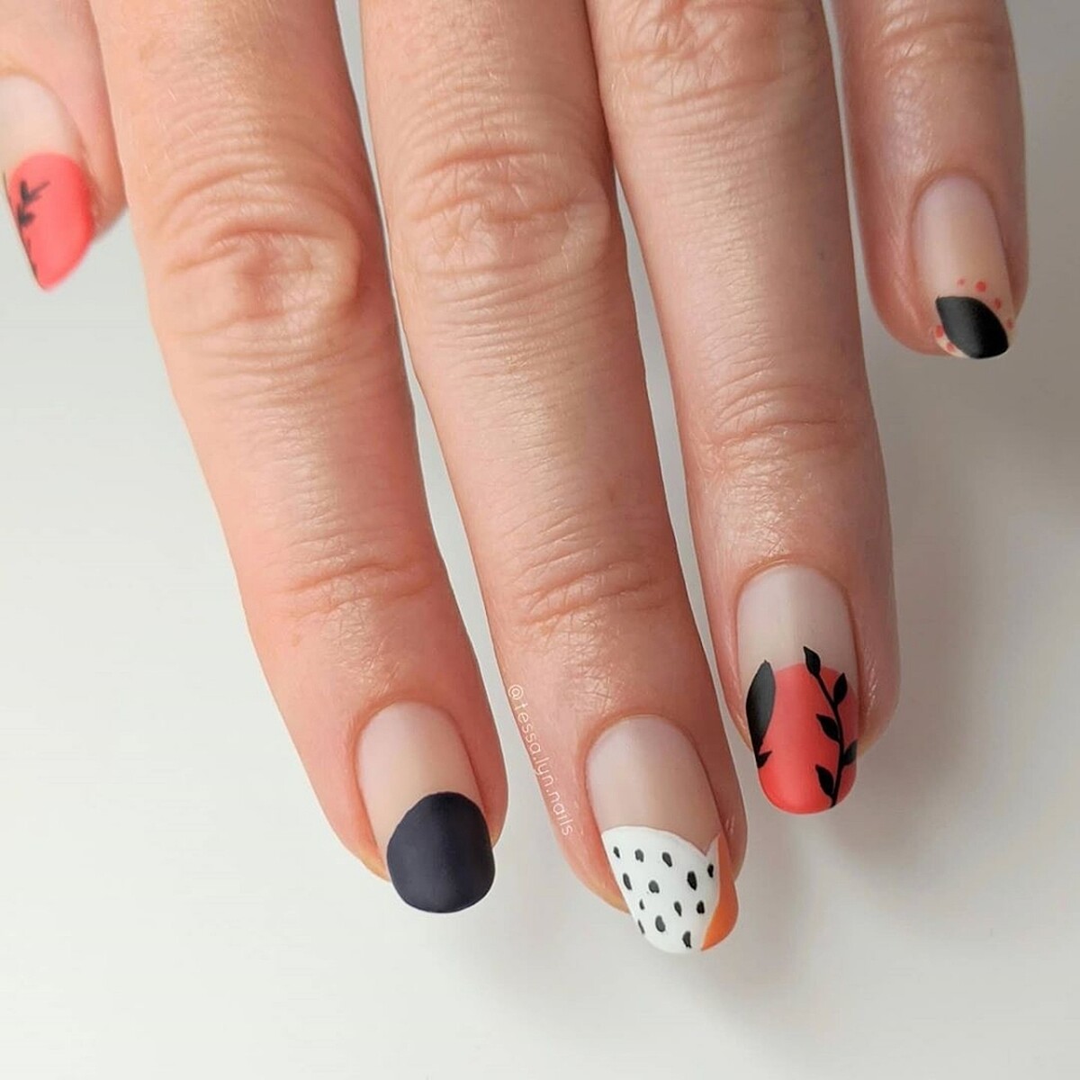 秋冬美甲趨勢-抽象派彩繪