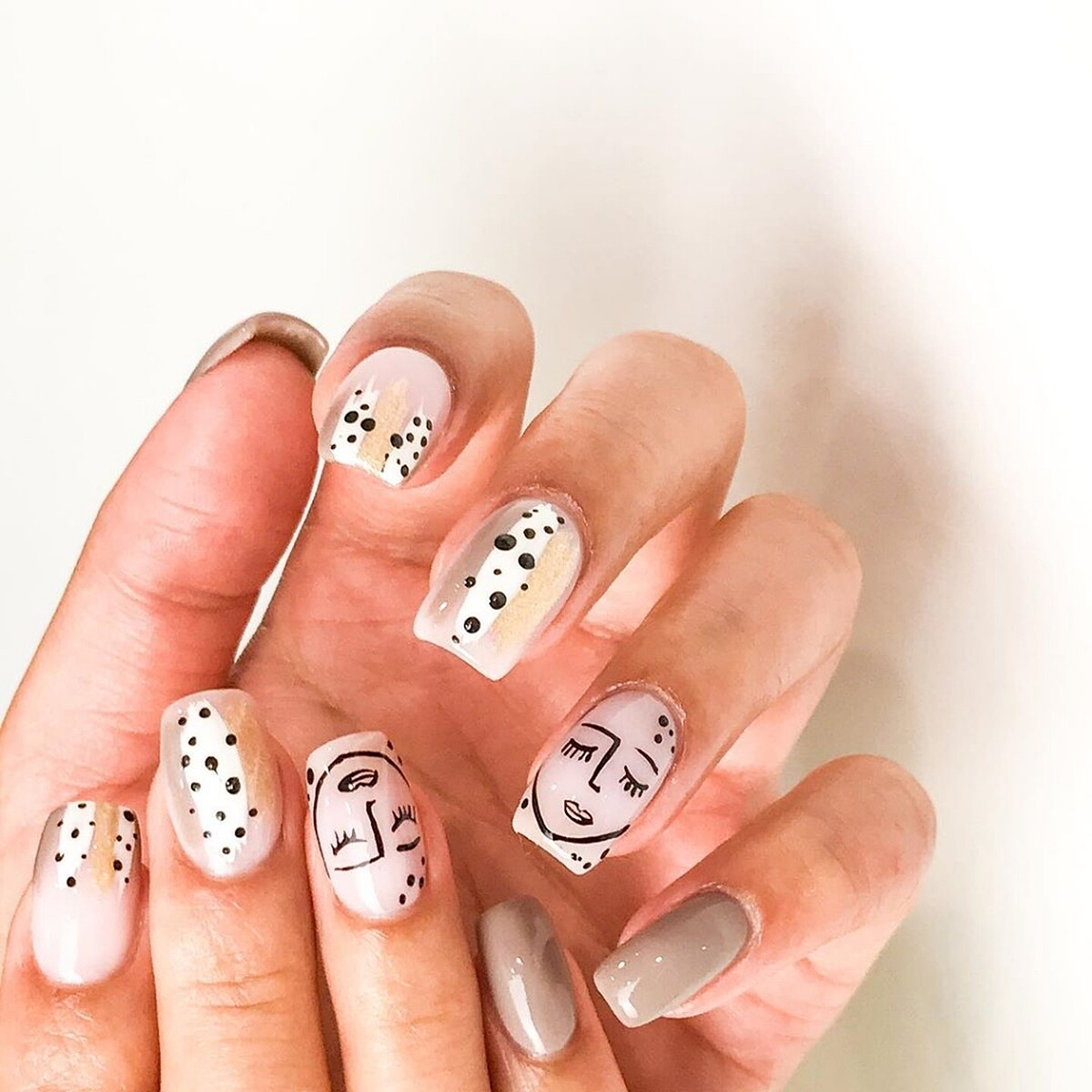 秋冬美甲趨勢-抽象派彩繪