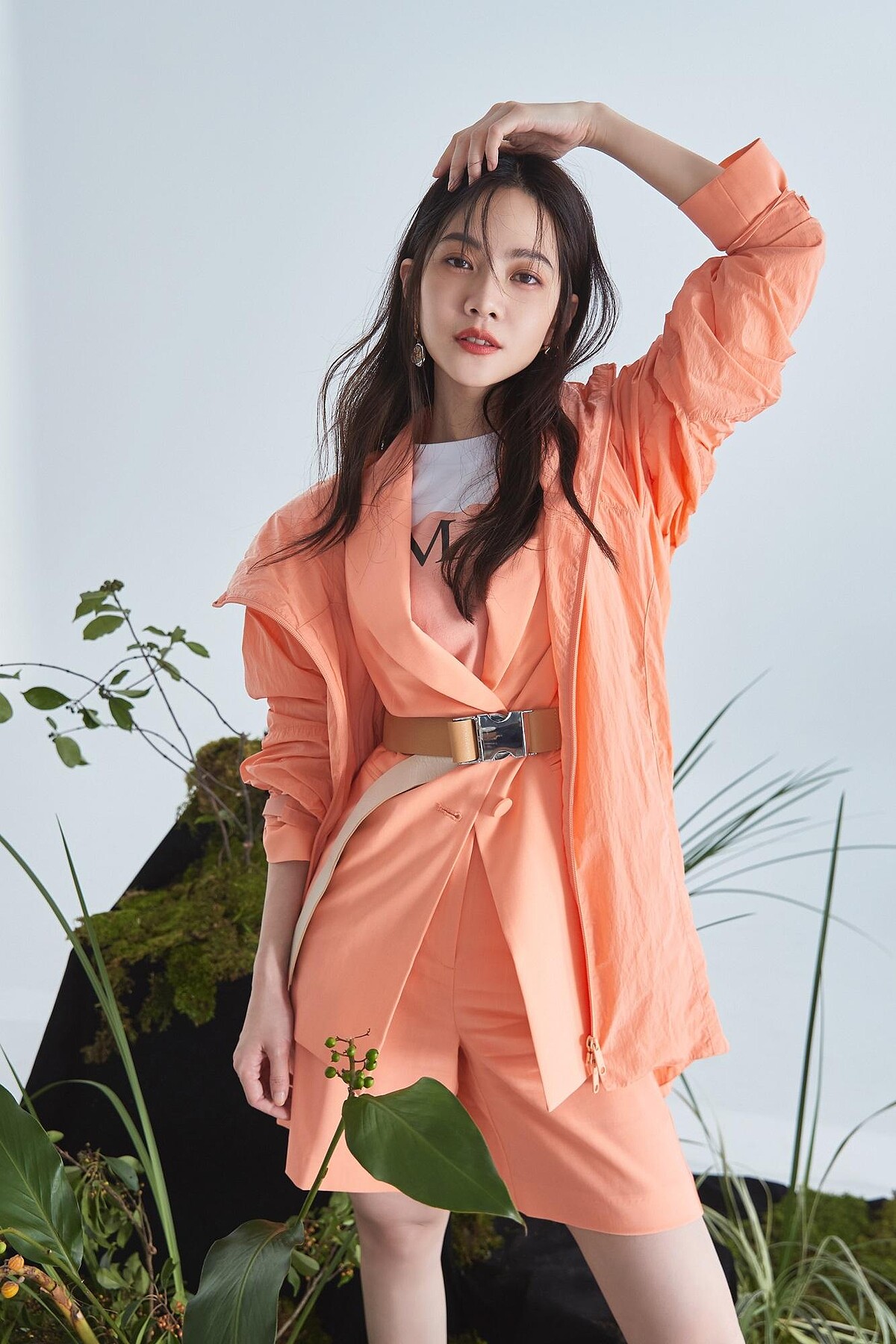 粉橘色為主軸的堆疊混搭方式，讓同色系穿搭依舊充滿視覺層次美感。